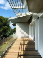 EEAP Les Lauriers Roses, terrasse en bois et façade en béton à grandes baies coulissantes