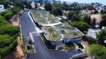 EEAP Les Lauriers Roses, vue semi-aérienne du bâtiment à toitures végétalisées le long de la voie d'accès