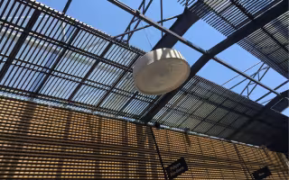 Centre Commercial Grand V, sous-face de la verrière à brise-soleils métalliques, luminaire suspendu