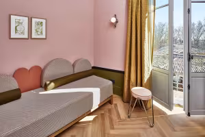 Hôtel de Cambis, chambre à lit-banquette sous une tête de lit festonnée, porte-fenêtre ouverte