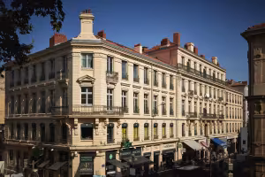 Hôtel de Cambis, façade d'angle en pierre d'un immeuble de rapport