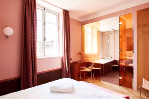 Hôtel de Cambis, chambre avec salle de bain vitrée à travers une cloison de verre cuivré