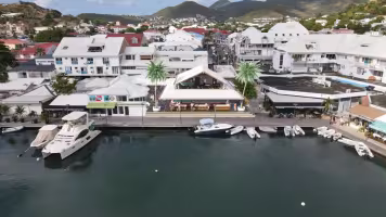 Les Halles Marina Royal, vue aérienne de la marina avec les halles à toiture blanche et les bateaux amarrés