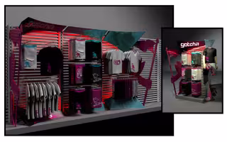 Création de Mobilier Gotcha, perspective d'un présentoir mural à t-shirts sur fond de lames, tons rose et bleu, avec un totem à côté