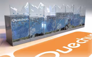 Création de Mobilier Quechua, perspective rapprochée du comptoir à façade imprimée d'un paysage de montagne, logo au sol