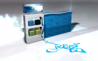 Création de Mobilier Reef, perspective d'un présentoir blanc à étagères de vêtements pliés et d'un panneau bleu, écran au sommet