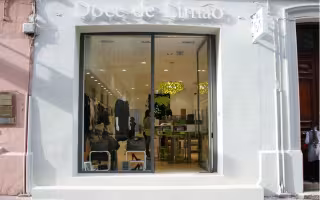 Dolce de Limao Concept Store, façade blanche à vitrine et enseigne en lettres claires
