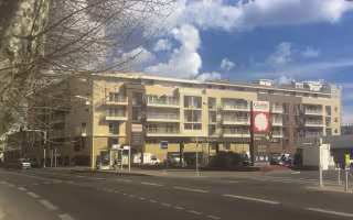 Carré Sud, immeuble de logements à balcons le long d'une avenue, vu depuis la chaussée