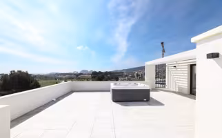 Marina Bay, grande terrasse en dalles claires avec spa et vue dégagée sur le paysage