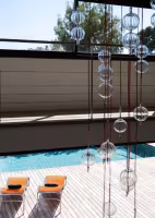 La Panouse, détail de la suspension de boules de verre au-dessus du bassin
