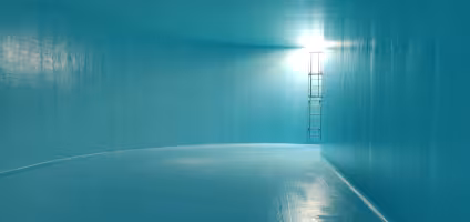 Réservoir Eau Potable Bras, intérieur de la cuve revêtu de bleu turquoise, échelle et lumière du regard
