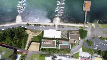 Marina à Baie Mahault, vue aérienne du dessus de la marina avec le projet intégré au front de mer