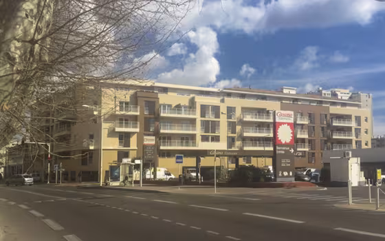 Carré Sud, immeuble de logements à balcons le long d'une avenue, vu depuis la chaussée