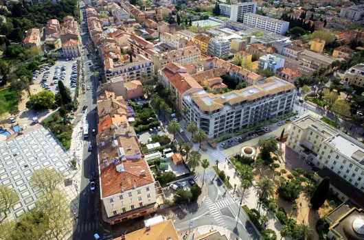Les Palmes d'Or, vue aérienne d'un immeuble de logements dans un quartier de centre-ville à toits de tuiles