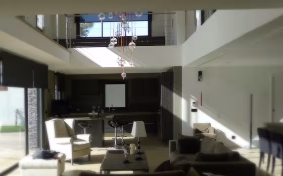 La Panouse, séjour double hauteur ouvert sur la cuisine, suspension de boules de verre
