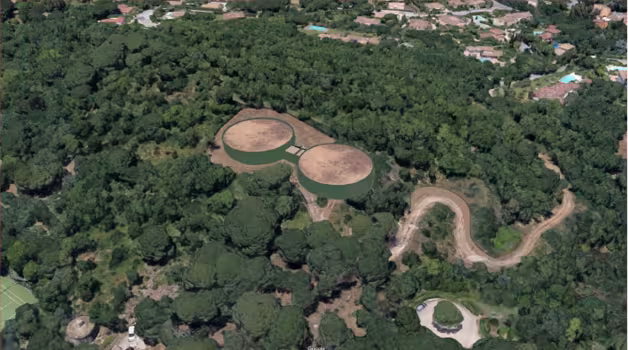 Réservoir Eau Potable Saint-Tropez, vue aérienne de deux cuves circulaires dans un massif boisé, desservies par une piste