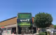 Centre Commercial Grand V, entrée vitrée verte sous l'enseigne Grand V