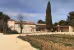Bastide La Bourrasque, bâtisse en bout d'un champ de vigne, grand cyprès