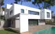 La Panouse, façade blanche aux volumes cubiques, terrasse en bois et piscine