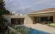 Le Roucas Blanc, extension en pierre, maison à toit de tuiles, terrasse et piscine